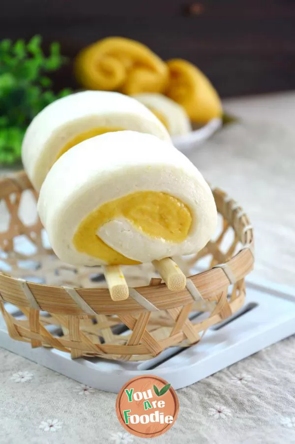 Pumpkin steamed bun roll