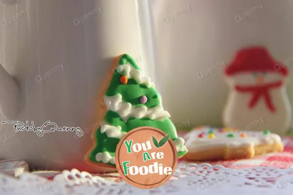 [Christmas-tree-frosted-biscuits]