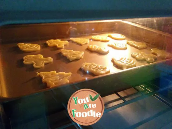 [Christmas tree frosted biscuits]