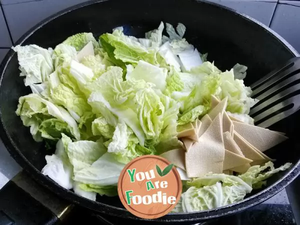 Fried pork slices with Chinese cabbage and agaric