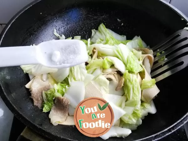 Fried pork slices with Chinese cabbage and agaric