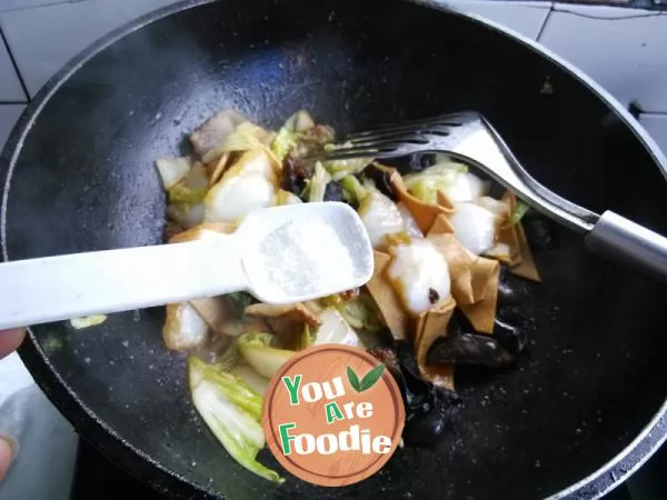 Fried pork slices with Chinese cabbage and agaric