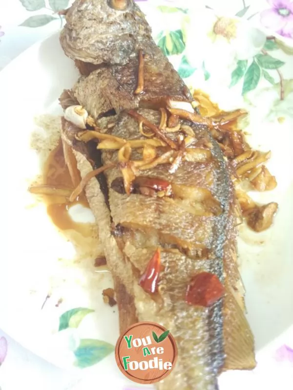 Fried yellow croaker