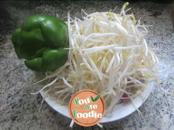 Fried mung bean sprouts with persimmon and pepper