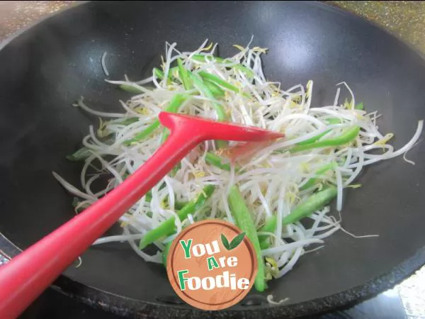 Fried mung bean sprouts with persimmon and pepper