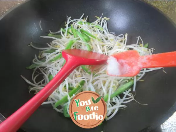 Fried mung bean sprouts with persimmon and pepper