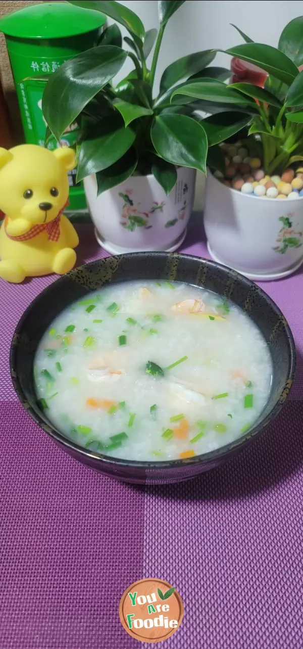 Congee-with-peas,-carrots-and-shrimps