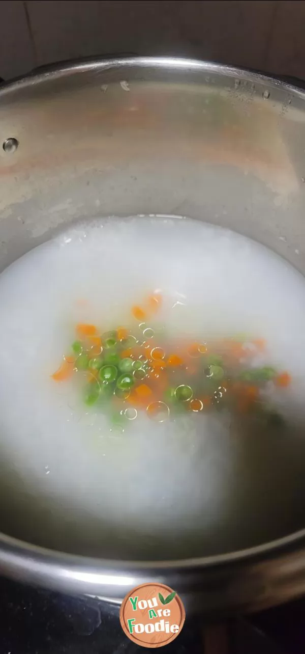 Congee with peas, carrots and shrimps