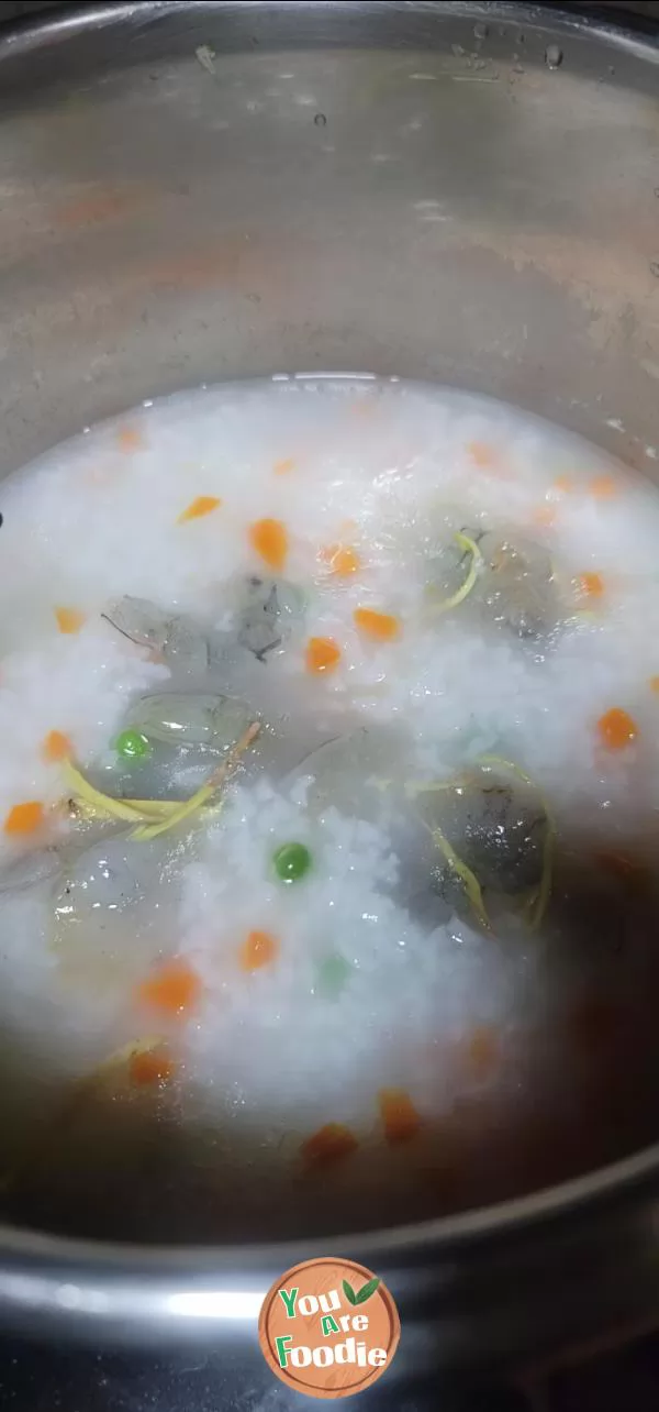 Congee with peas, carrots and shrimps