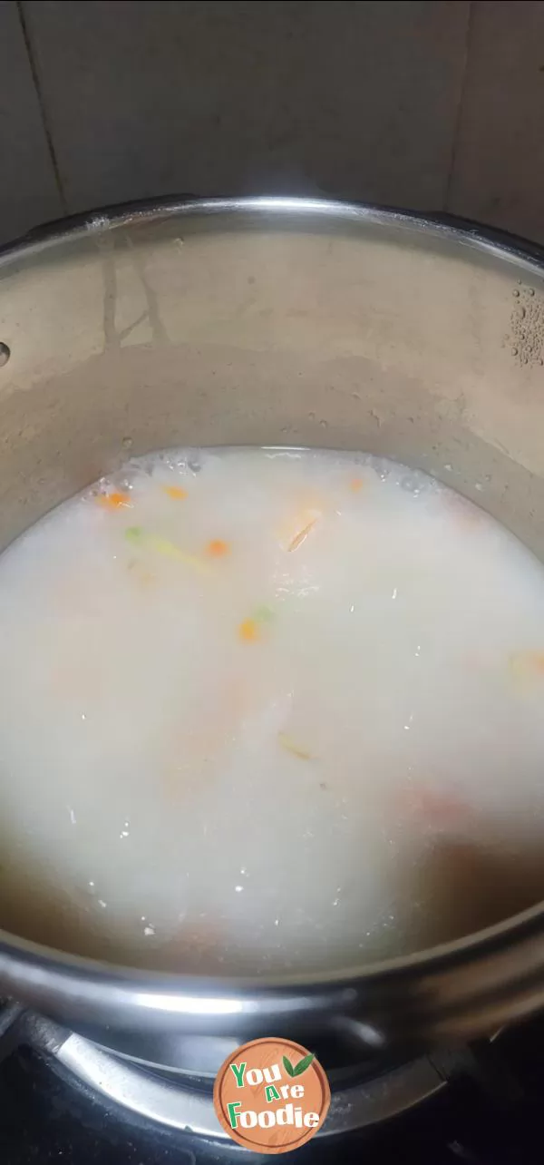 Congee with peas, carrots and shrimps