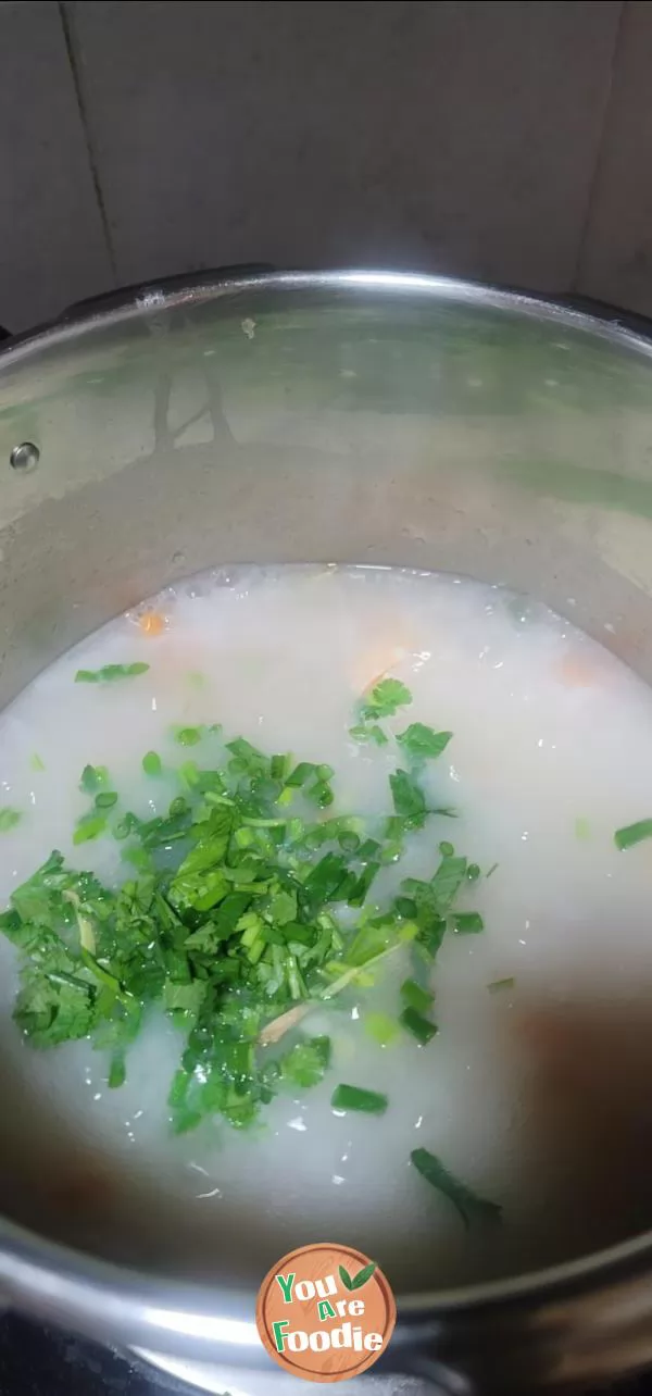 Congee with peas, carrots and shrimps