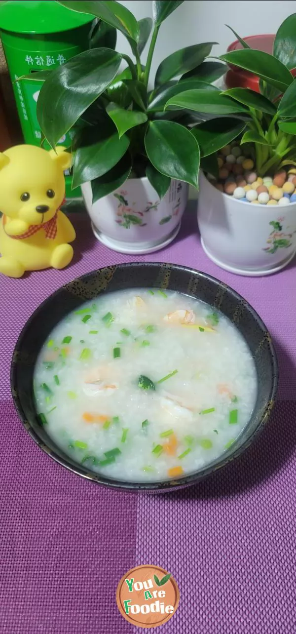 Congee with peas, carrots and shrimps