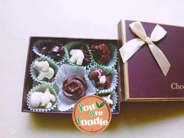 Homemade-chocolate-gift-box-(three-color-dinosaur-chocolate)