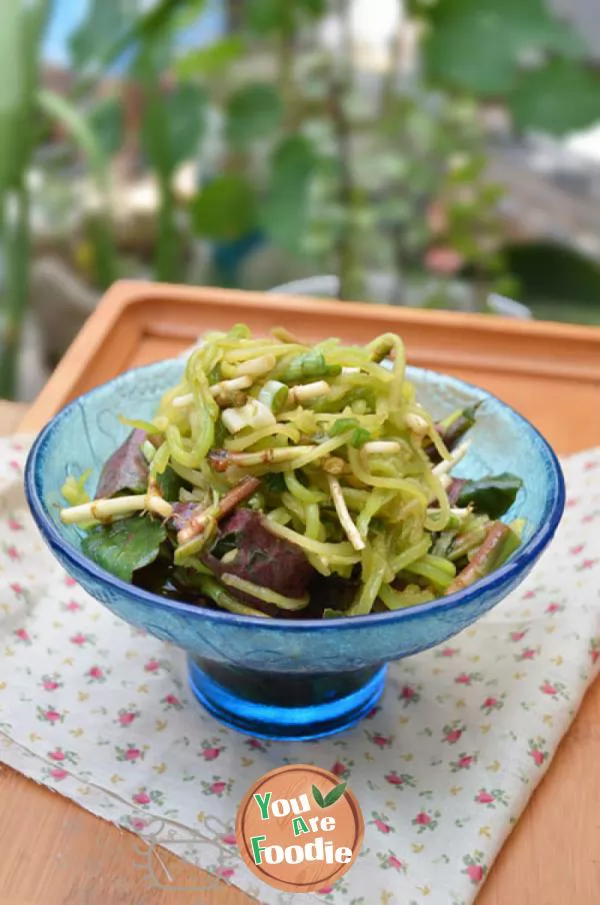 Houttuynia cordata mixed with bamboo shoots