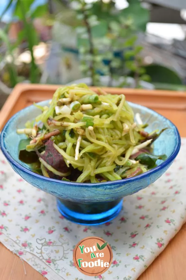 Houttuynia cordata mixed with bamboo shoots