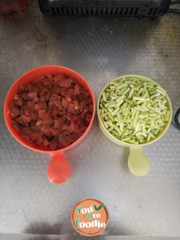 Stir-fried tenderloin with garlic sprouts