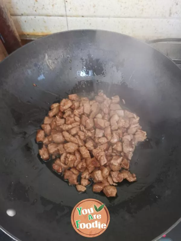 Stir-fried tenderloin with garlic sprouts