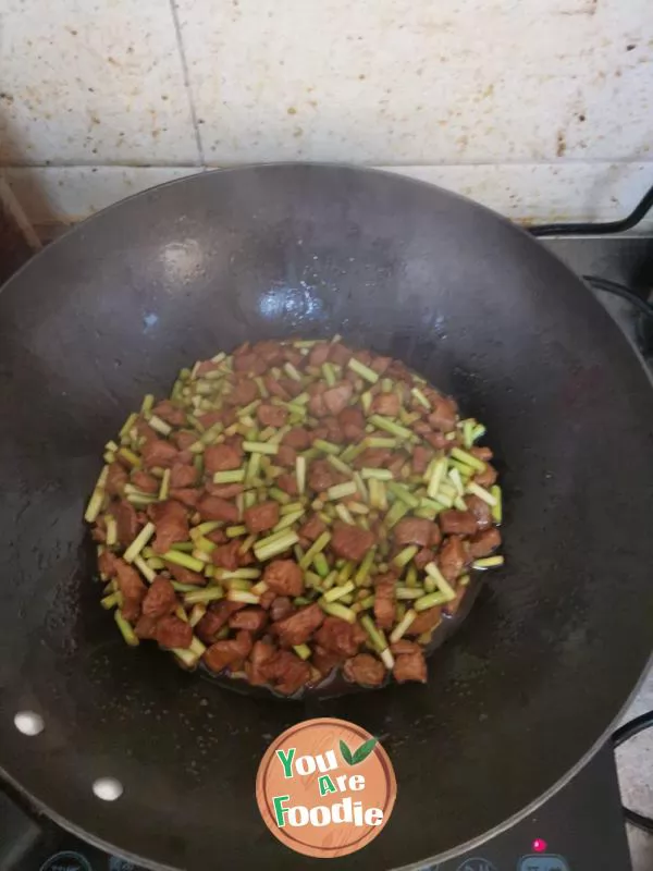 Stir-fried tenderloin with garlic sprouts