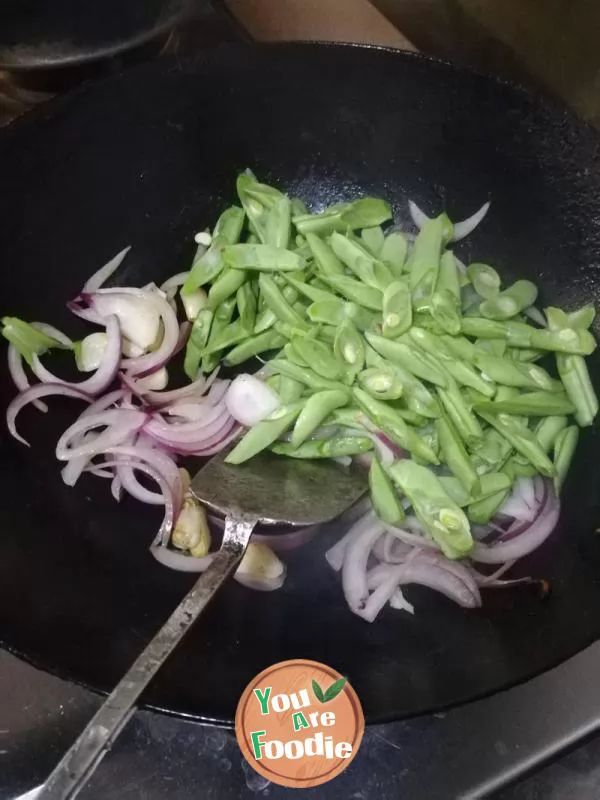 Fried green beans with onions