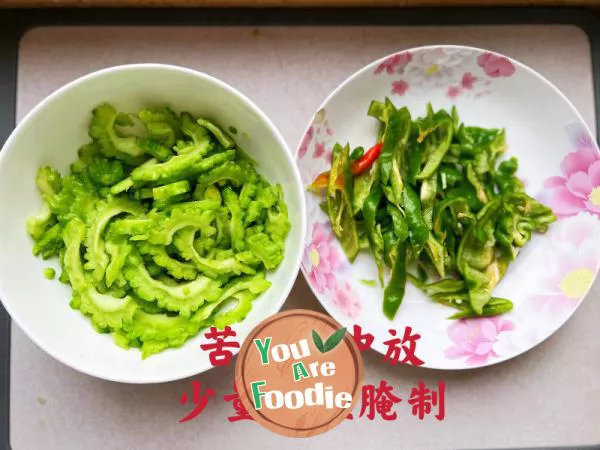 Stir fried bitter gourd with green pepper