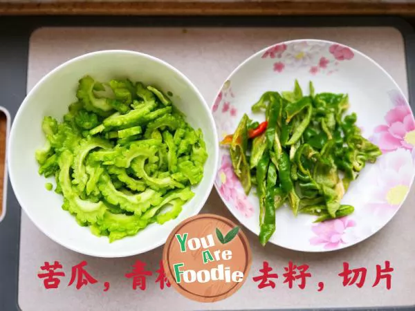 Stir fried bitter gourd with green pepper