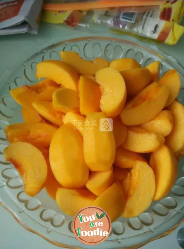 Yellow peach in syrup