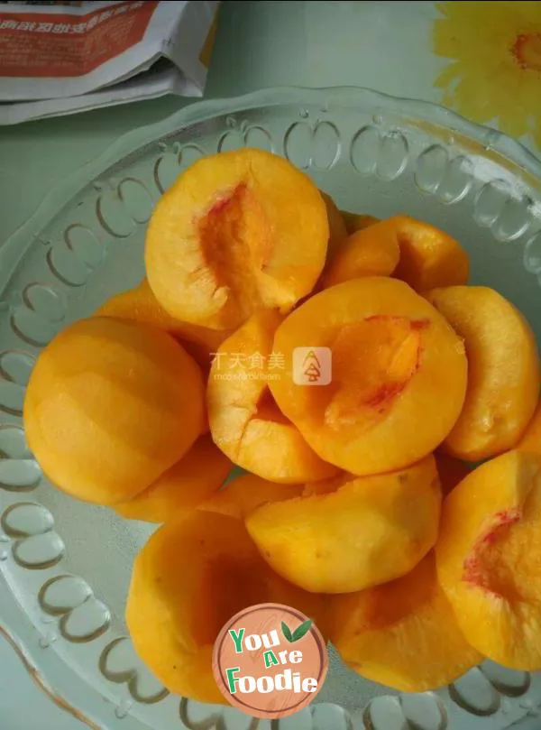 Yellow peach in syrup