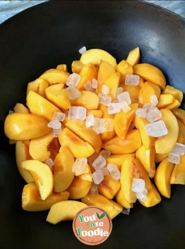 Yellow peach in syrup