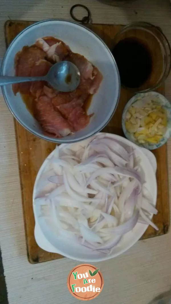 Stir fried pork with onion