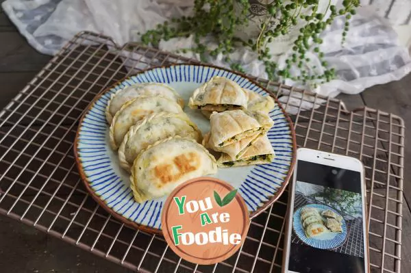 Fried Chinese leek dumplings