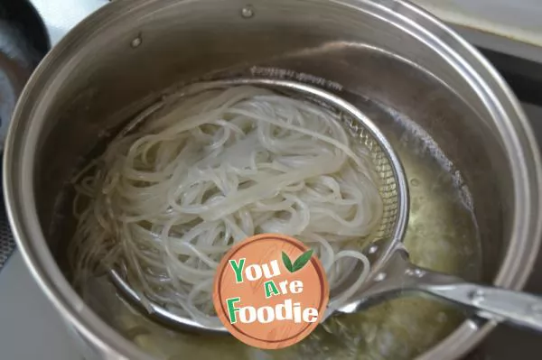 [private hot and sour noodles]