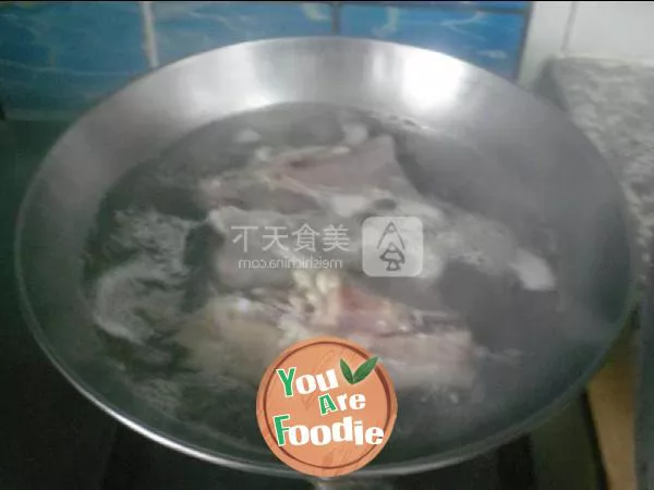 Double color radish and sheep bone soup