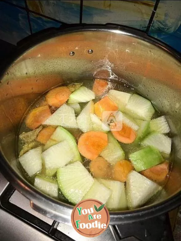 Double color radish and sheep bone soup