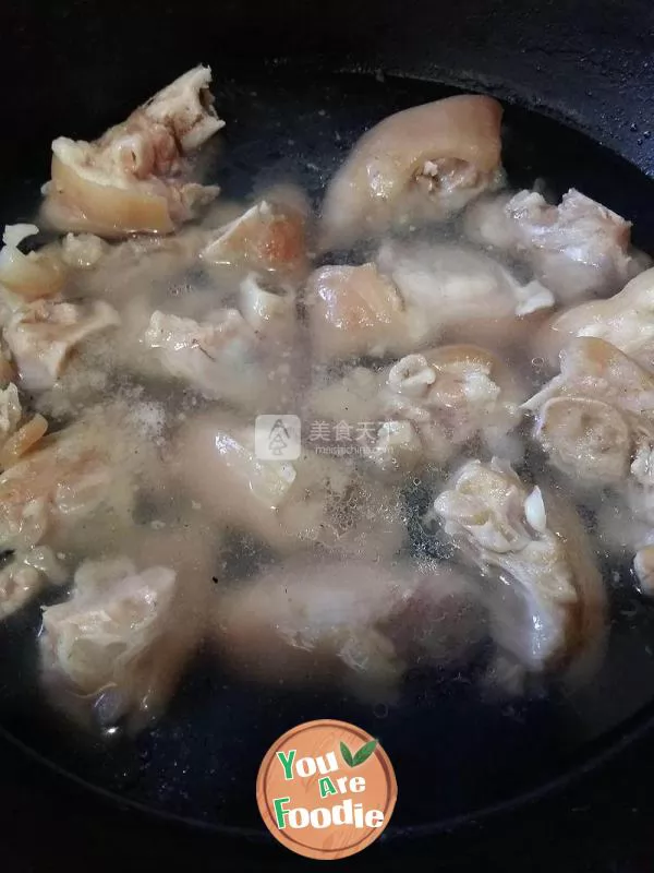 Braised sea cucumber and pig feet in casserole