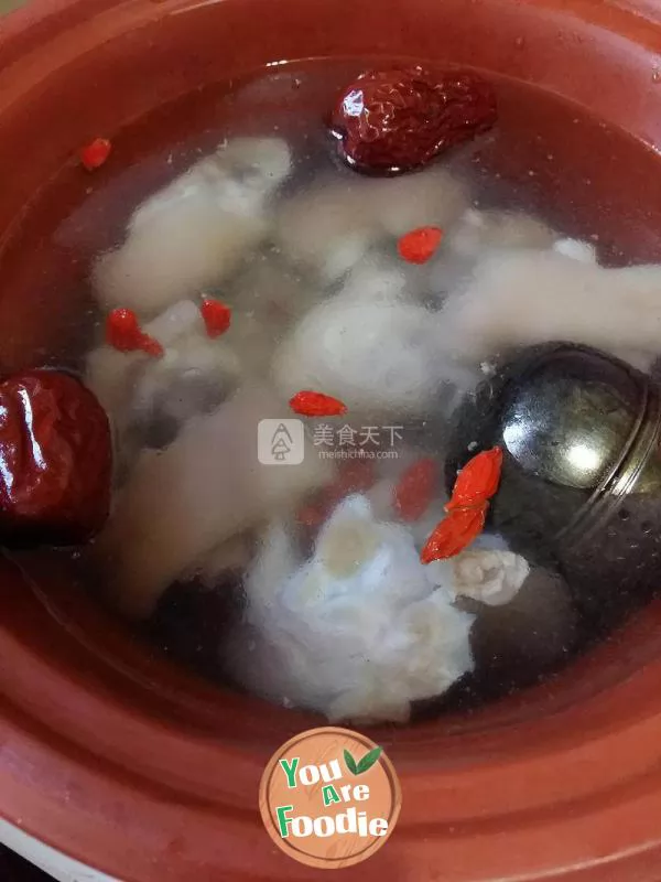 Braised sea cucumber and pig feet in casserole