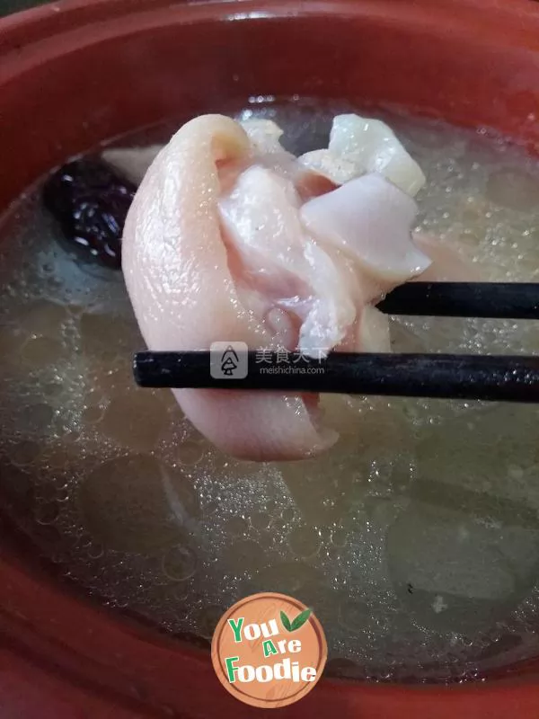 Braised sea cucumber and pig feet in casserole