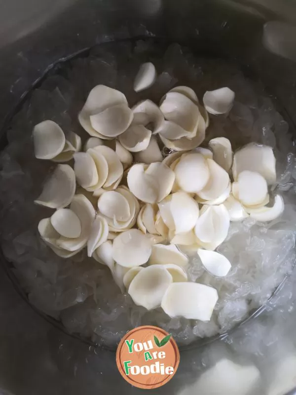 Lily, medlar and tremella soup