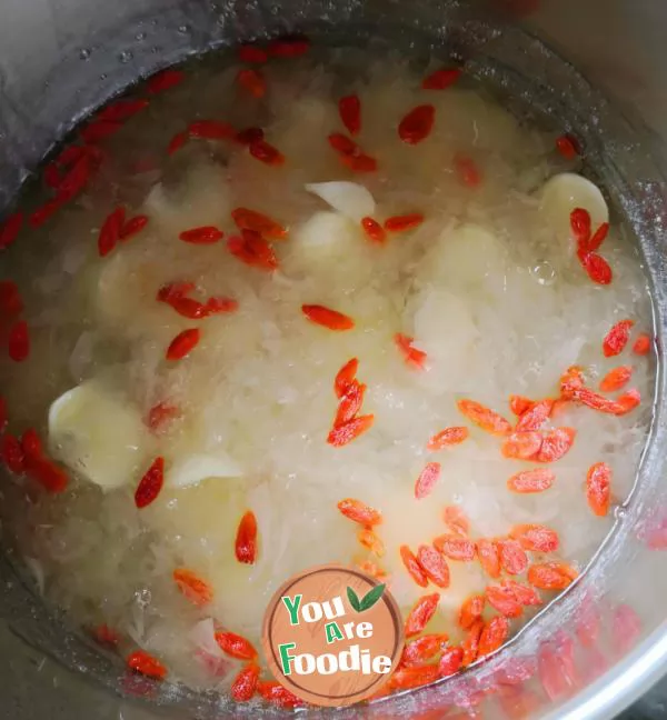 Lily, medlar and tremella soup