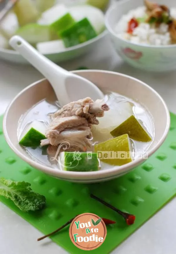 Give-the-college-entrance-examination-students-a-cool-summer-heat-relieving-and-nutritional-calcium-supplement-soup---[white-gourd-ribs-soup-with-skin]