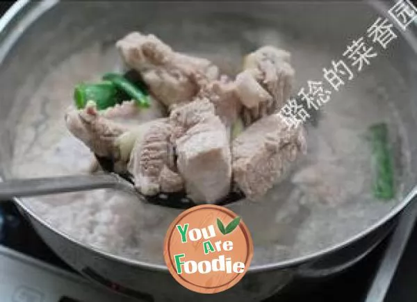 Give the college entrance examination students a cool summer heat relieving and nutritional calcium supplement soup - [white gourd ribs soup with skin]