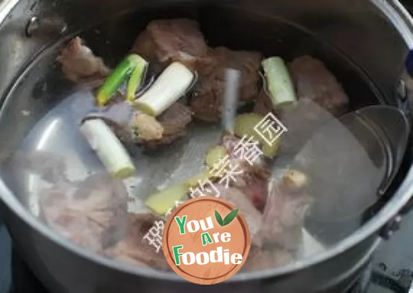 Give the college entrance examination students a cool summer heat relieving and nutritional calcium supplement soup - [white gourd ribs soup with skin]