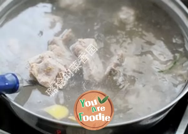 Give the college entrance examination students a cool summer heat relieving and nutritional calcium supplement soup - [white gourd ribs soup with skin]