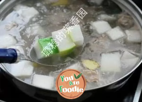 Give the college entrance examination students a cool summer heat relieving and nutritional calcium supplement soup - [white gourd ribs soup with skin]