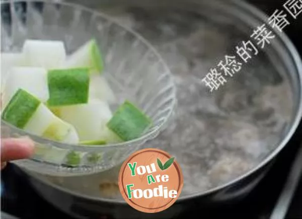 Give the college entrance examination students a cool summer heat relieving and nutritional calcium supplement soup - [white gourd ribs soup with skin]