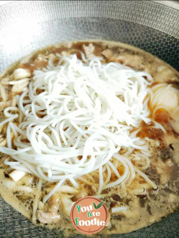 Boiled rice noodles