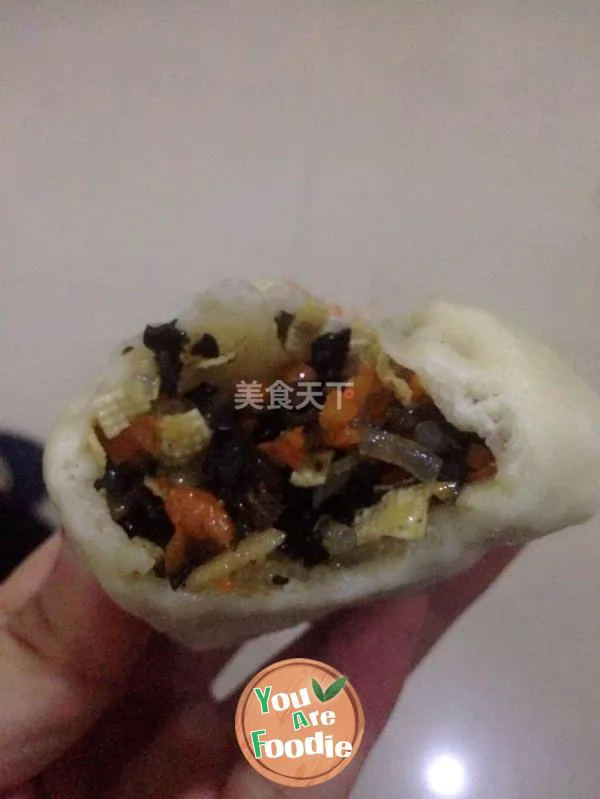 Steamed stuffed bun with vegetable