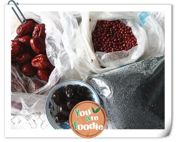 Jujube flavored black rice and red bean porridge