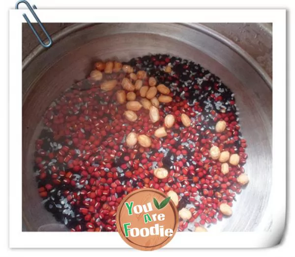 Jujube flavored black rice and red bean porridge