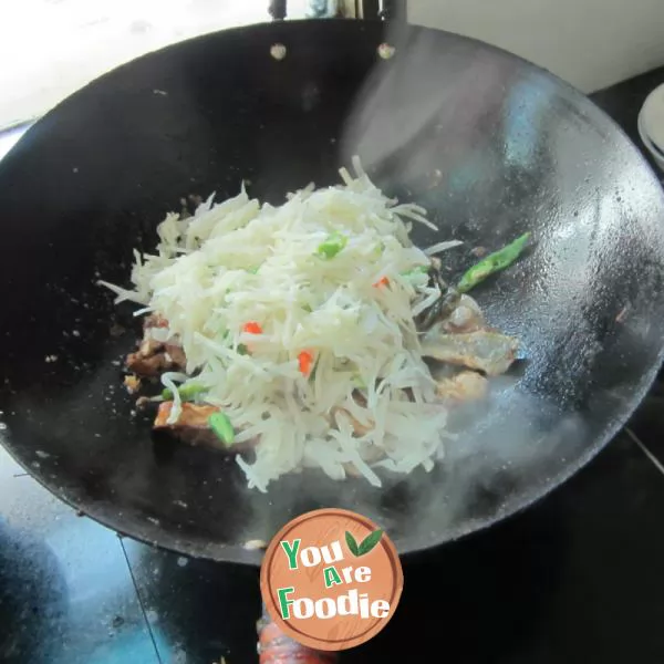 Boiled fish with shredded radish