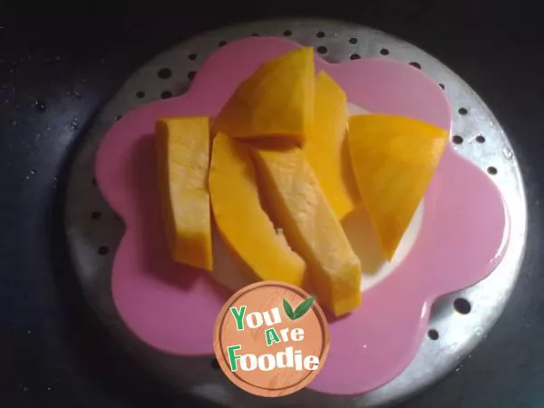 Pumpkin shaped steamed bread